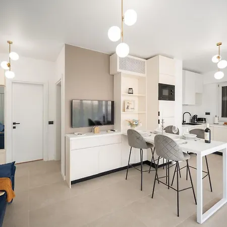 Ale Sea View & Parking In Alezzi Odyssey Mamaia Nord 公寓式酒店